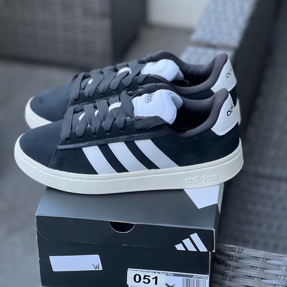 ADIDAS COURT ALPHA 00s - size 10.5 - Picture 1 of 4